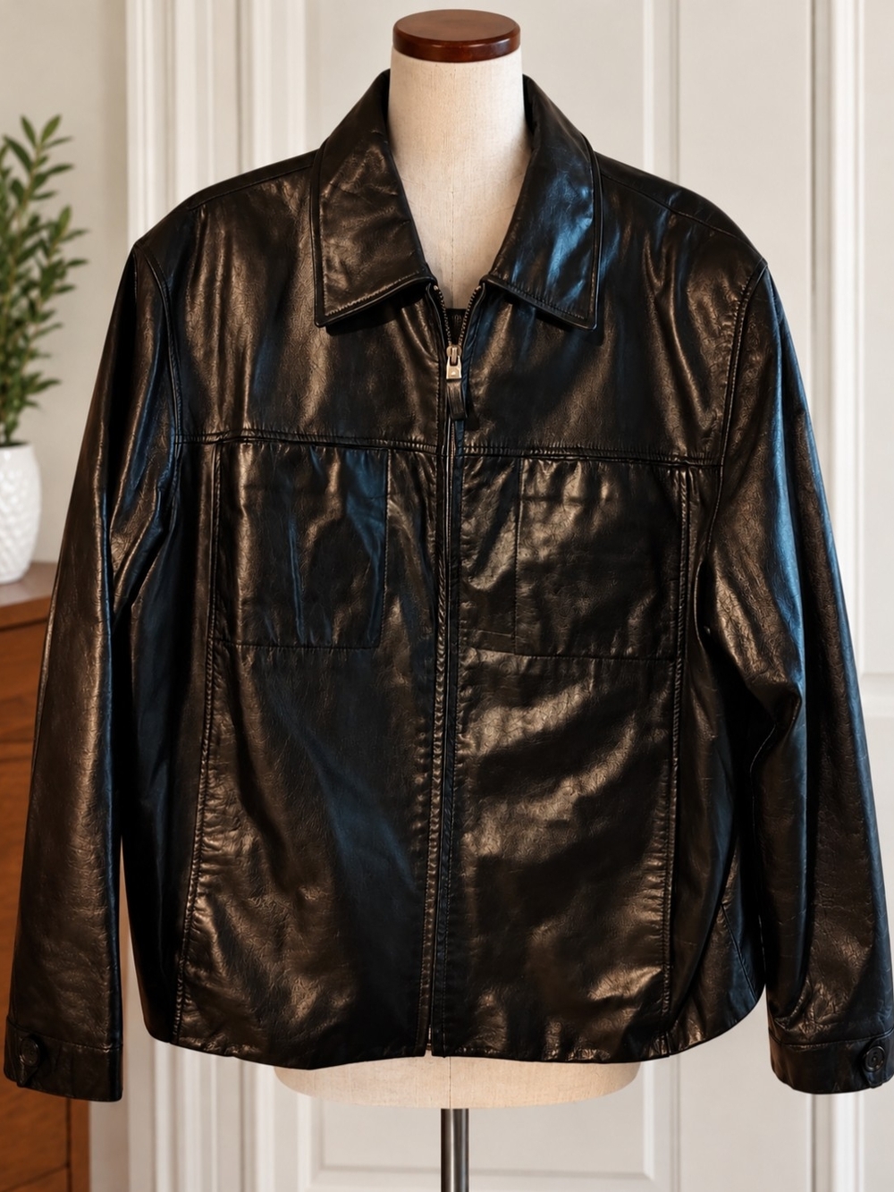 Danier Canada Men’s Black Zip Front Jacket Size L